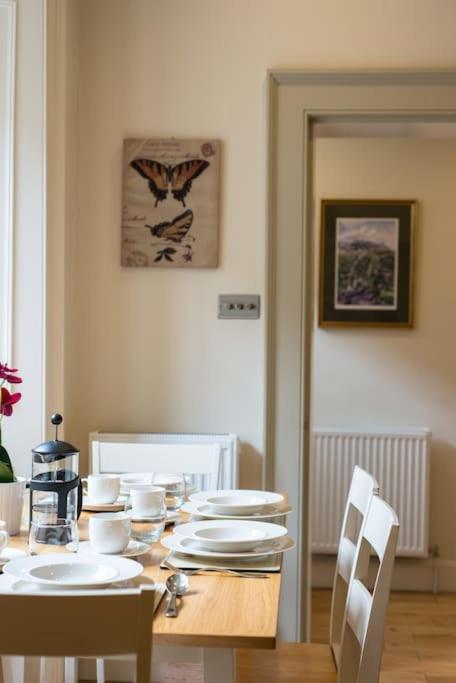 Self Catering , City Centre Apartment With Parking Edinburgh Bagian luar foto