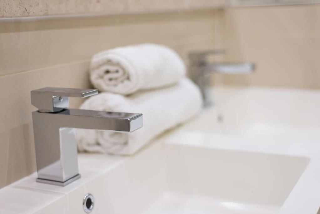 Self Catering , City Centre Apartment With Parking Edinburgh Bagian luar foto