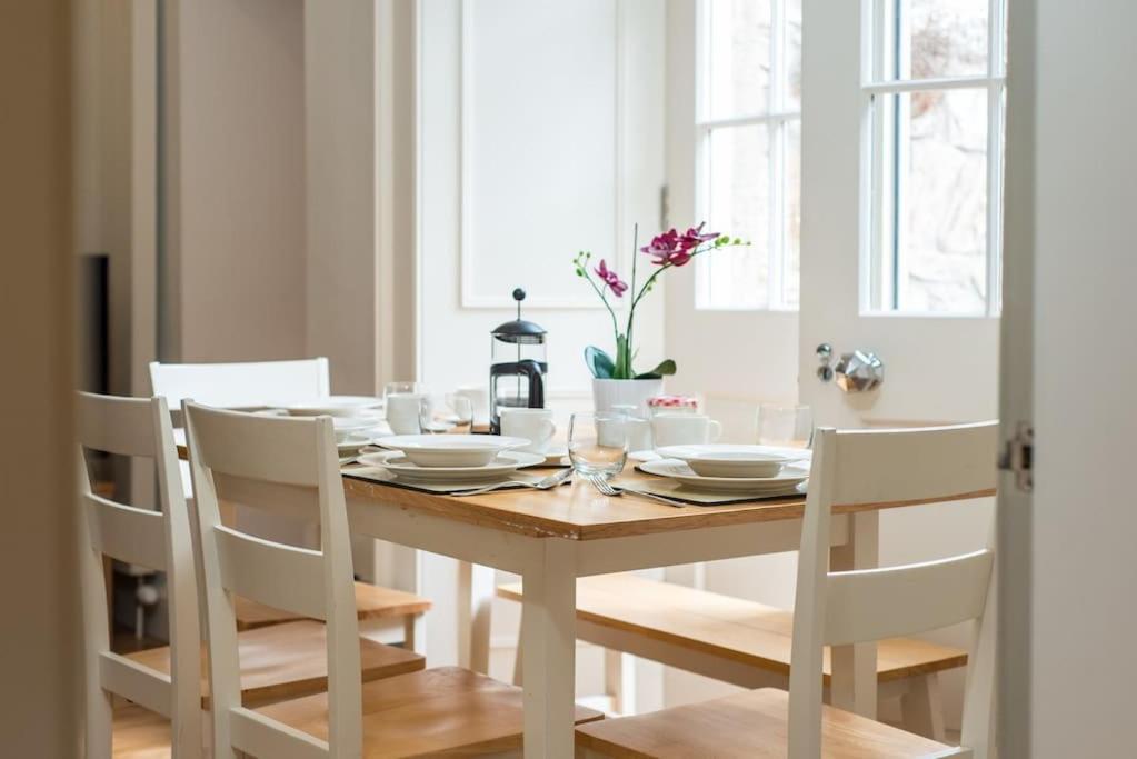 Self Catering , City Centre Apartment With Parking Edinburgh Bagian luar foto