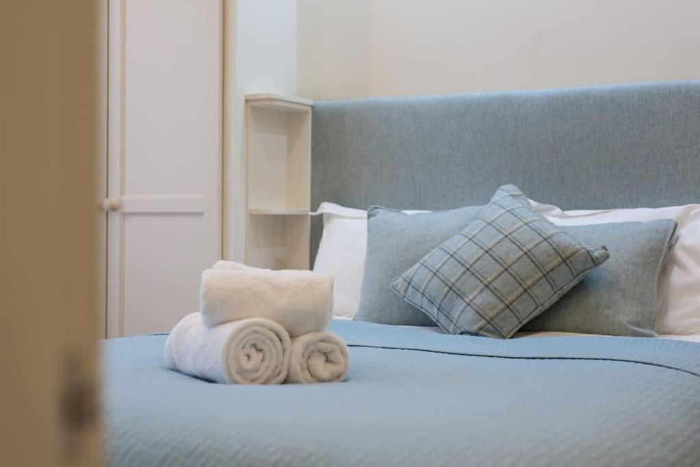 Self Catering , City Centre Apartment With Parking Edinburgh Bagian luar foto