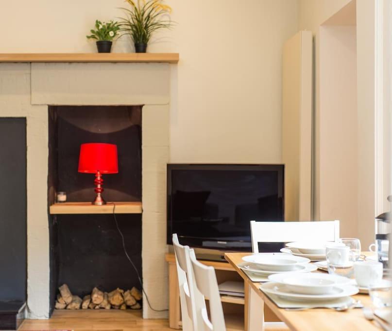Self Catering , City Centre Apartment With Parking Edinburgh Bagian luar foto