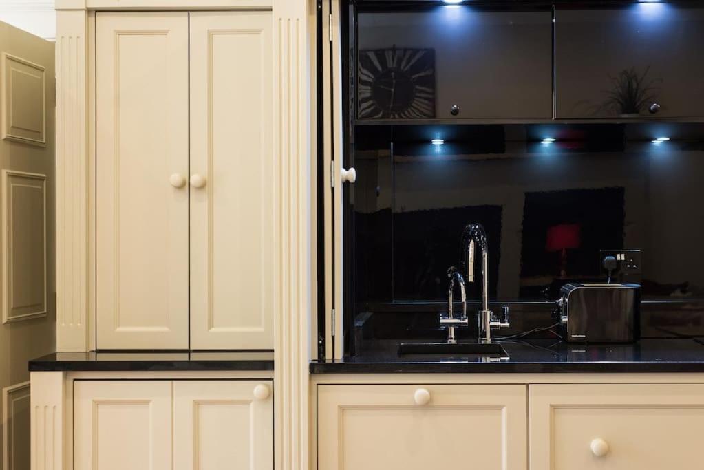 Self Catering , City Centre Apartment With Parking Edinburgh Bagian luar foto